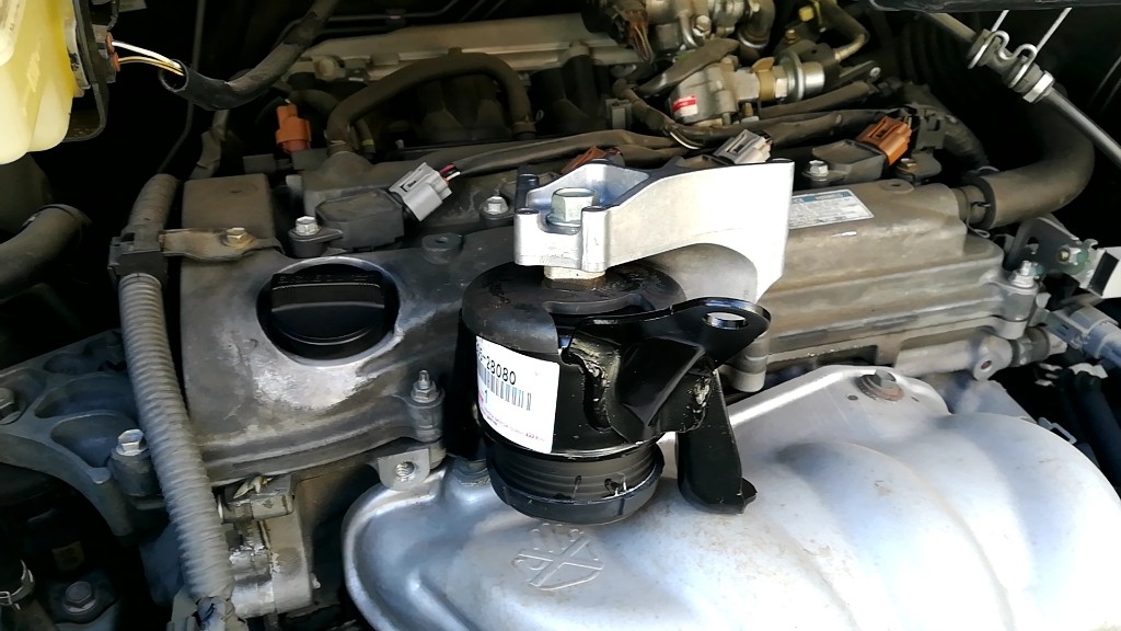 右側エンジンマウント交換（トヨタ ヴォクシー・60系）by アーリオ