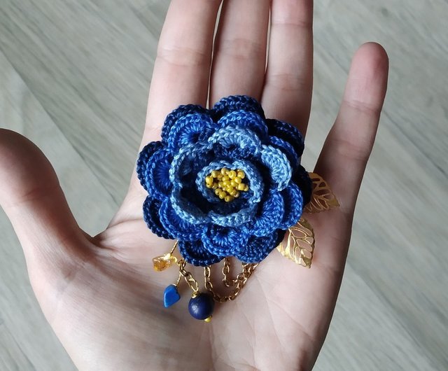 ロシア 手作りの青い花のブローチ。 バラのブローチかぎ針編み。 彼女
