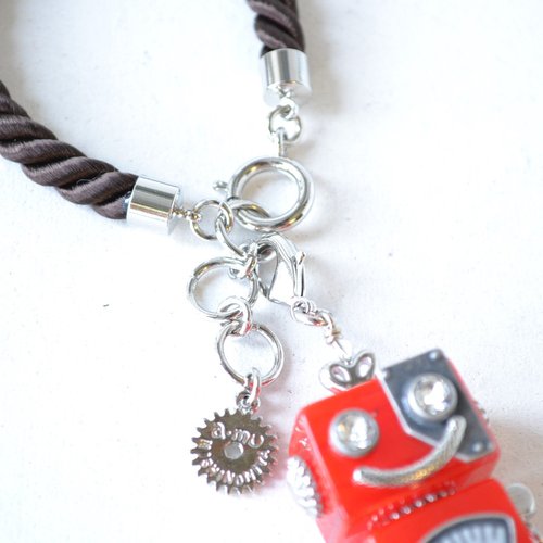 ロボット型チャーム 黒と赤 ロボット型チャーム 黒と赤 ロボット型