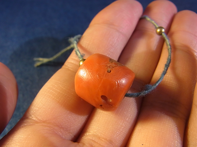 アンティーク・チベタンコーラル (山珊瑚・交易珊瑚) 血赤