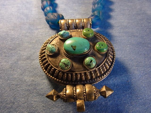 トルコ石のチベット銀製ガウと蜜柑玉（瑠璃玉・アイヌ玉）の首飾り