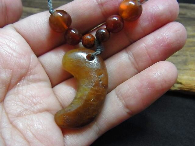 瑪瑙製勾玉・古墳時代(青森出土)と老山亀珠、血珠、星月菩提樹