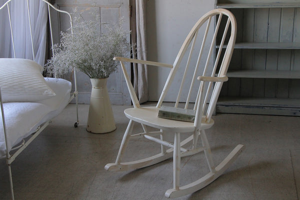 アーコール社ホワイトペイントロッキングチェア（高さ84.5cm