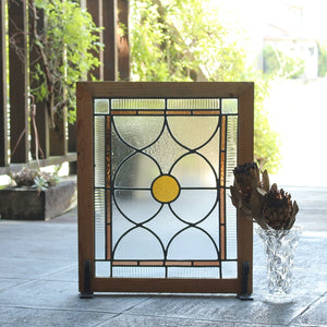 色々なガラスが使われた幾何学模様のステンドグラス イギリス