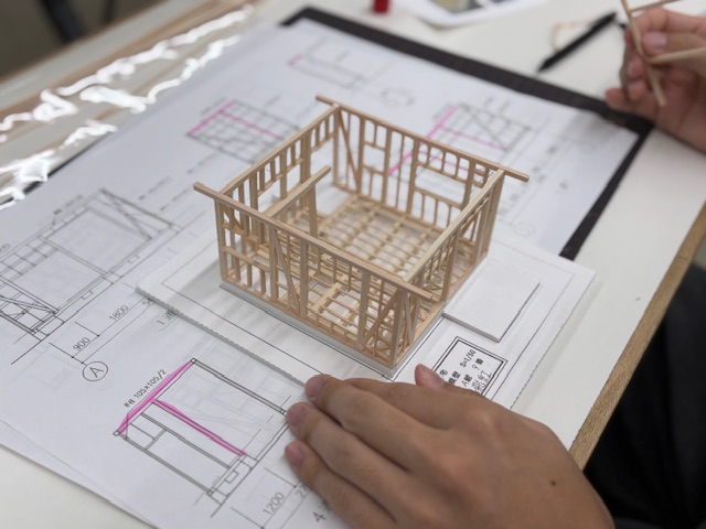 軸組模型の制作[夜間建築科1年] | キャンパスニュース | 中央工学校