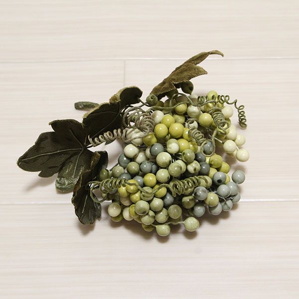 ワンダフルワールド（カネコ イサオ） 葡萄のコサージュ