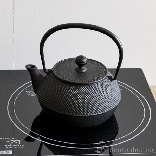 送料無料】 鉄瓶 7型 特製アラレ紋 内面釜焼・外面黒焼付仕上げ IH対応