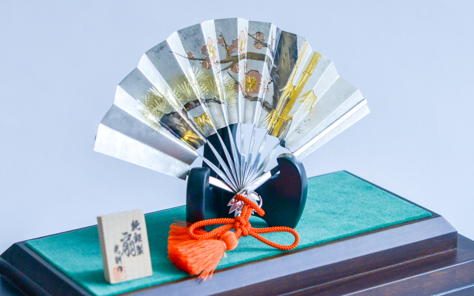 送料無料】 銀製 扇子 松竹梅 C 8.0号・98g ガラスケース付き / 光則