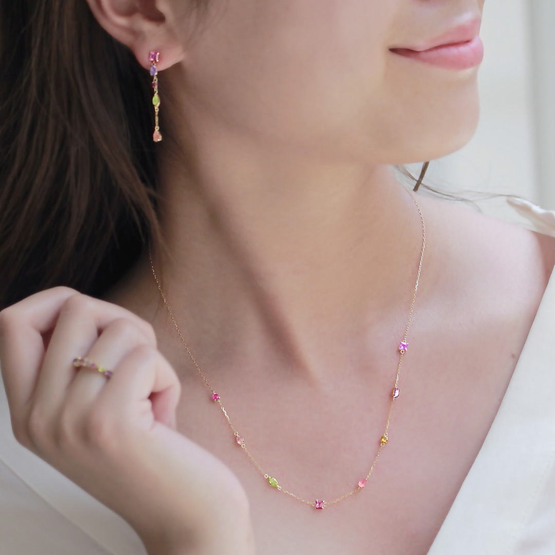 ビズー公式】マルチカラー 桜色 天然石 K18(18金) ピアス | 希少石