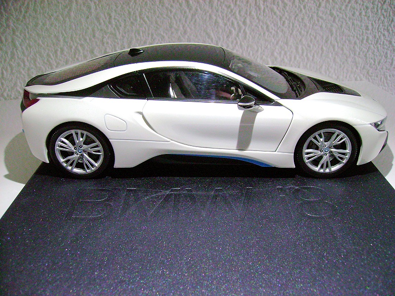 REVIEW: Paragon BMW i8 • DiecastSociety.com