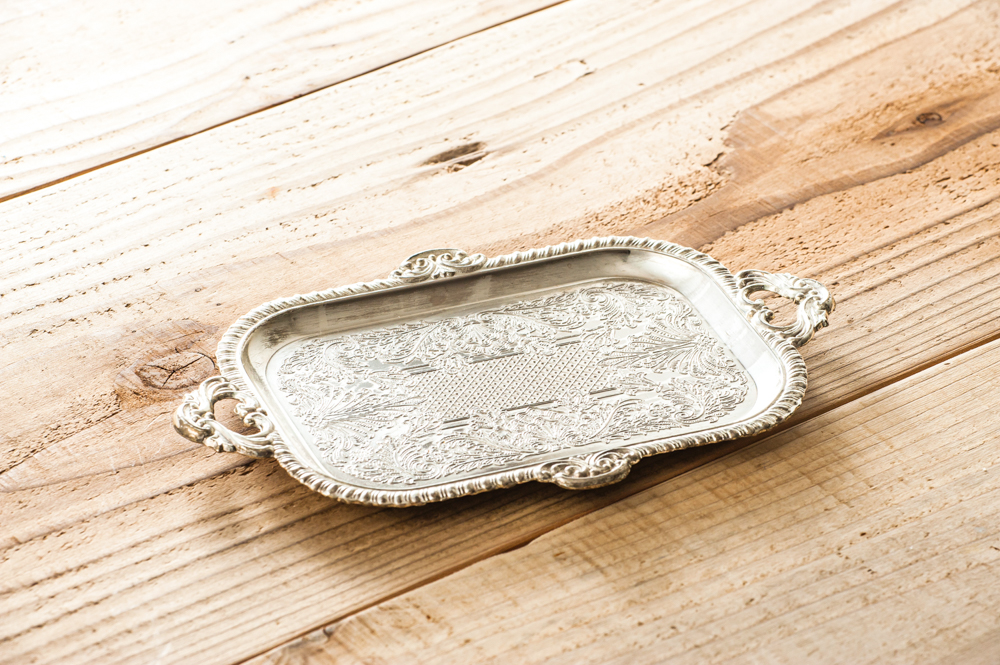 アンティーク　純銀　足付きトレイ イギリスから届いたアンティークの器、シルバープレートの脚付き