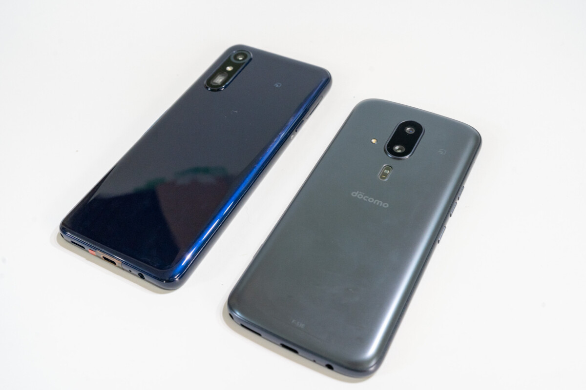 極美品 NTT docomo らくらくスマートフォン F-53E ネイビー FCNT