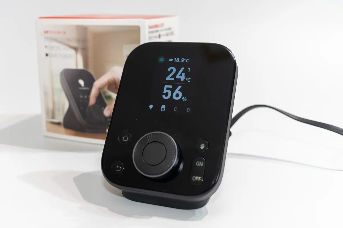 手元で操作できる快適さ。進化したスマートハブ「SwitchBot ハブ3