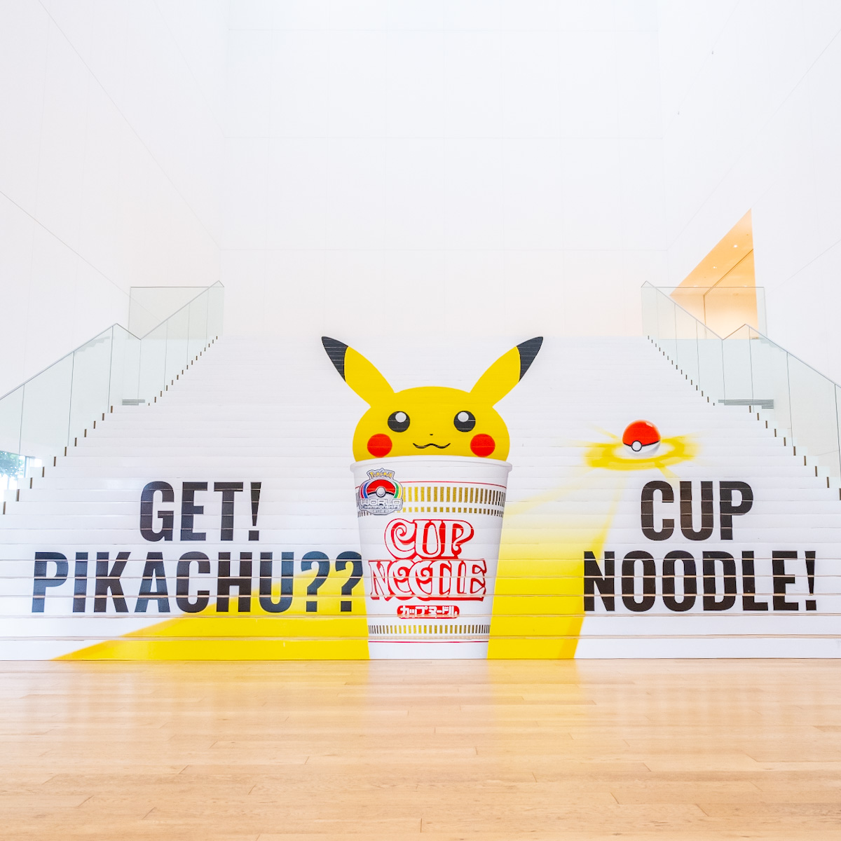 ふた裏ピカチュウの巨大カップヌードルで記念撮影！カップヌードル