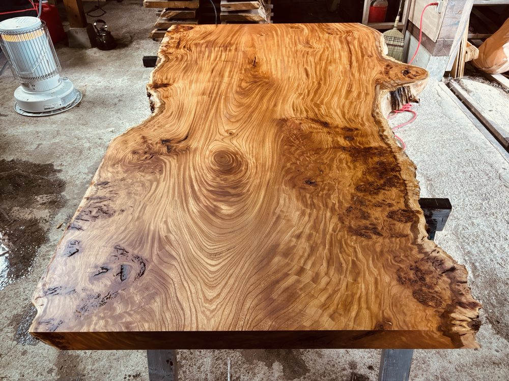 唯一無二の瘤杢ケヤキ一枚板テーブルを極上仕上げ | エコロキア