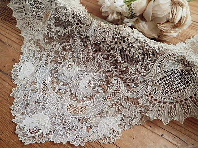 アンティーク ポワンドヴェニス 見つめ合う犬と人 美しいニードル