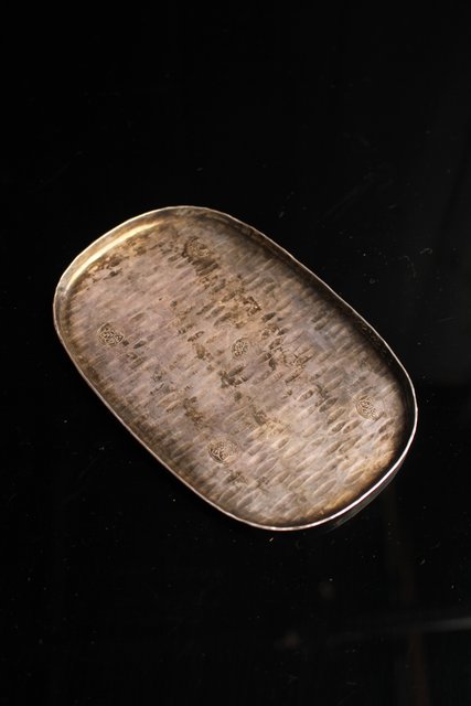 三世秦蔵六造小判型銀打出 急須盆/香盆 K147｜骨董店 のびる 古美術