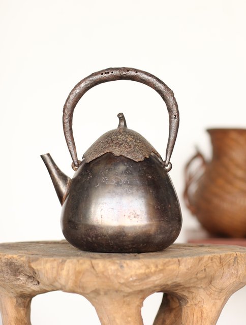 南部鉄瓶 有坂造 茄子型砲口鉄瓶 M160｜骨董店 のびる 古美術 骨董