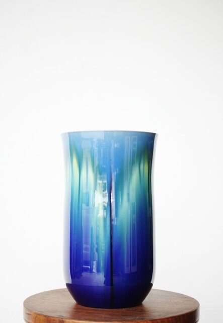 人間国宝 三代徳田八十吉作 金文字銘 碧明燿彩花器 所載品 本人サイン