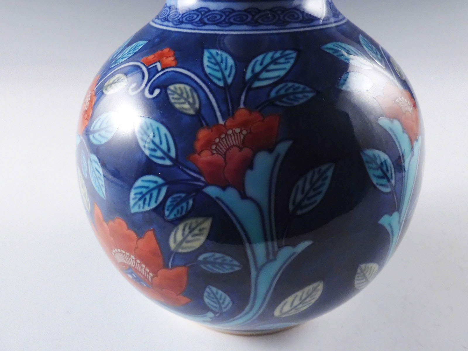 sold out】人間国宝 十三代 今泉今右衛門 造 本人作 色鍋島唐花文 花入