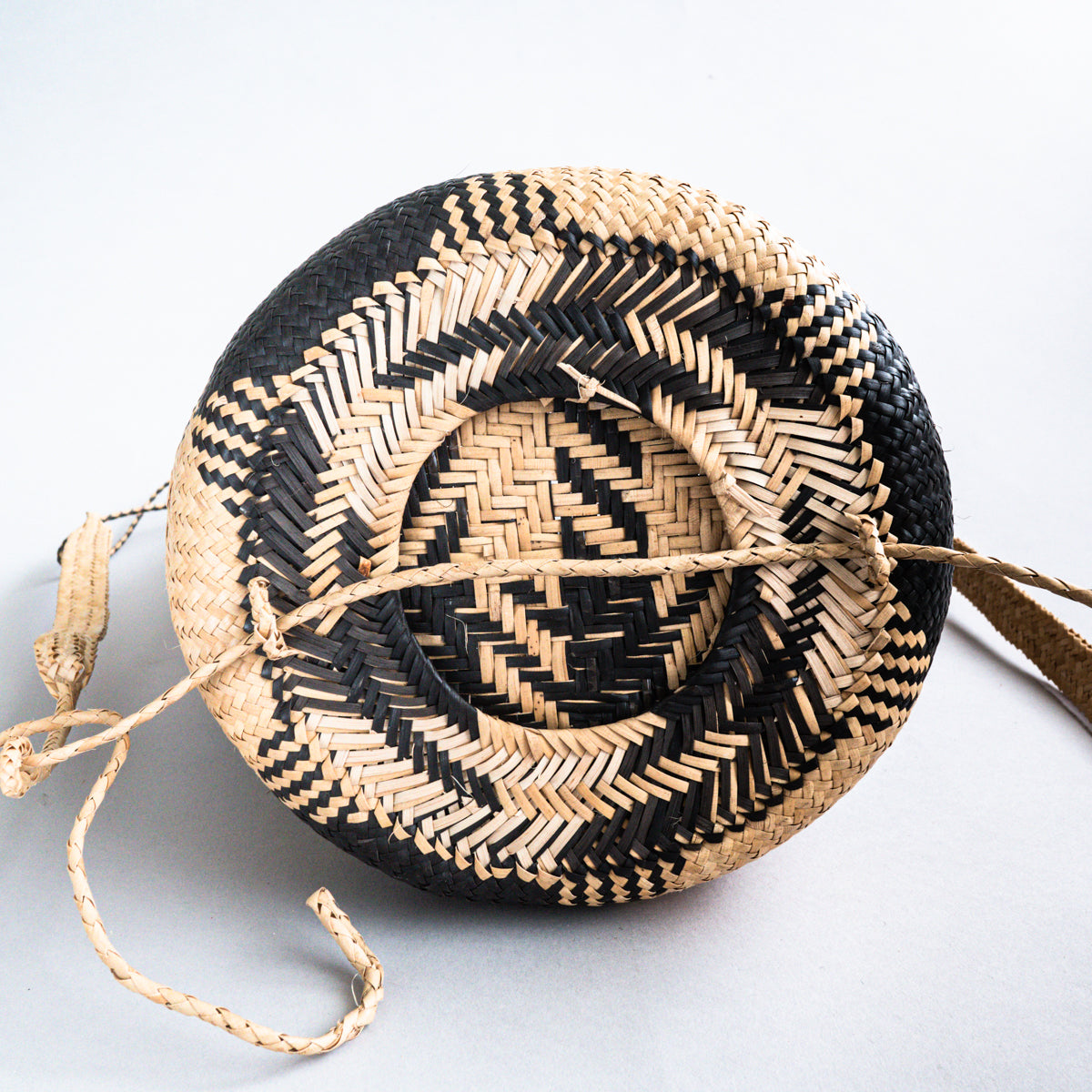 インドネシアカリマンタン島ダヤック族ロタン編み背負籠