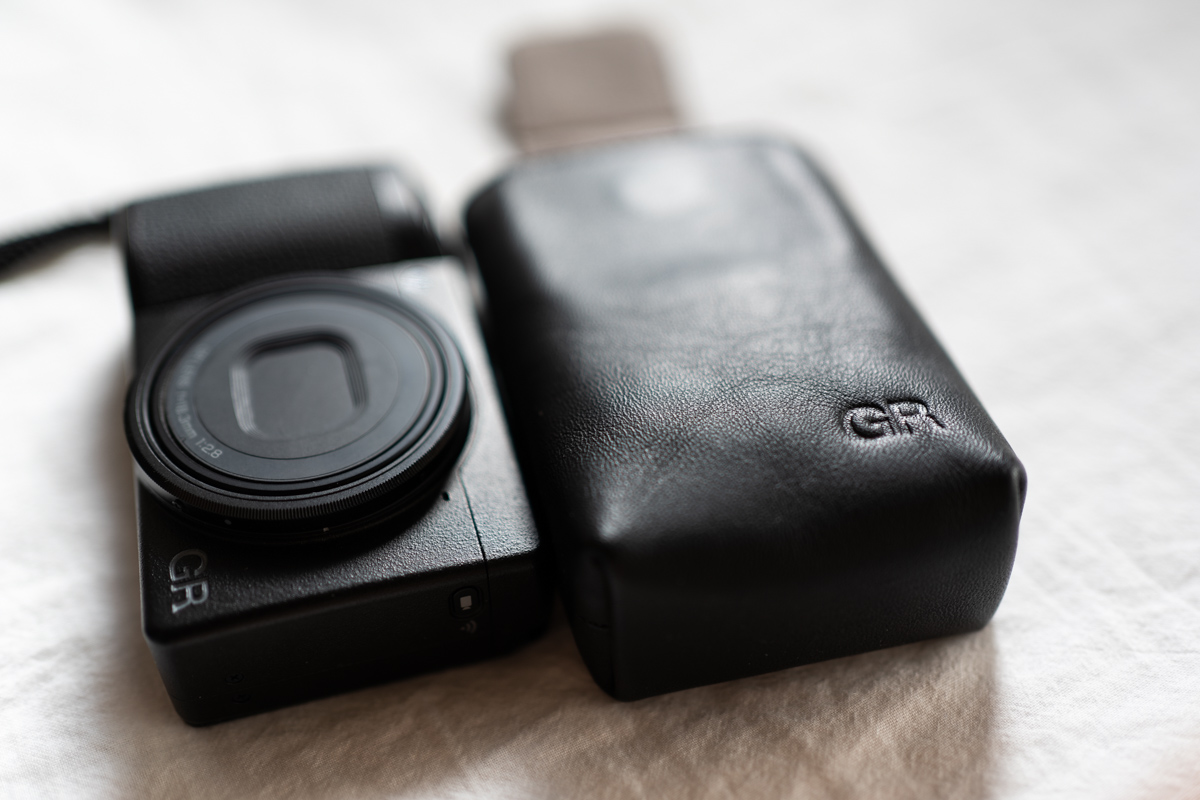 レビュー】RICOH GR3 純正レザーソフトケースGC-10は質感が素晴らしい