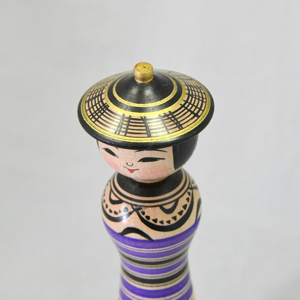 青森県津軽地方のこけし 阿保六知秀工人作 笠こけし（紫ぼかし花）6寸