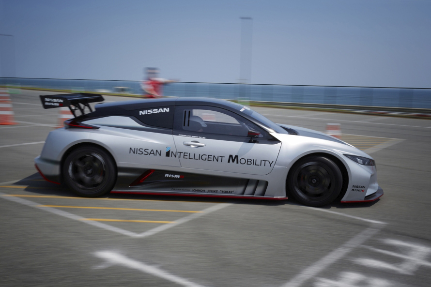 乗り心地は？ 加速度は!? 日産リーフのレーシングカー「リーフ NISMO