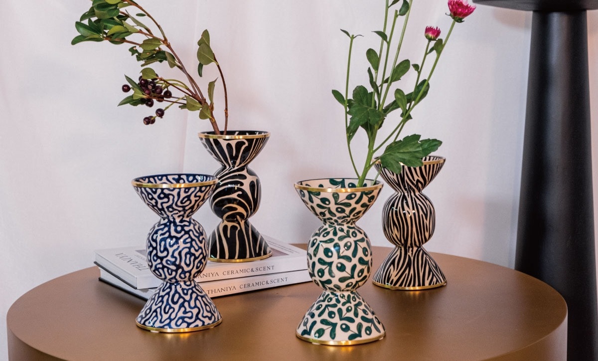 3点 nara 装飾的な陶器製フラスコ型花瓶 3点 nara 装飾的