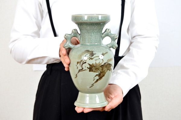 370505g【相馬焼「花瓶」】花器/壷/耳付き/馬絵/金彩/相馬駒焼/高さ：