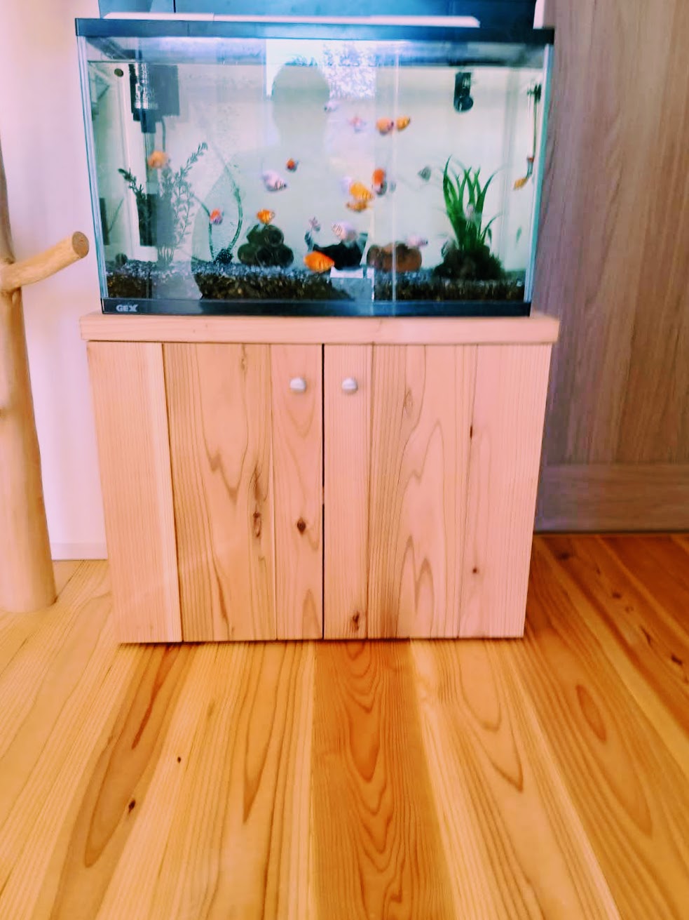オーダー家具で水槽台、飼育グッズもすっきり収まる 加東市Y様 | 兵庫