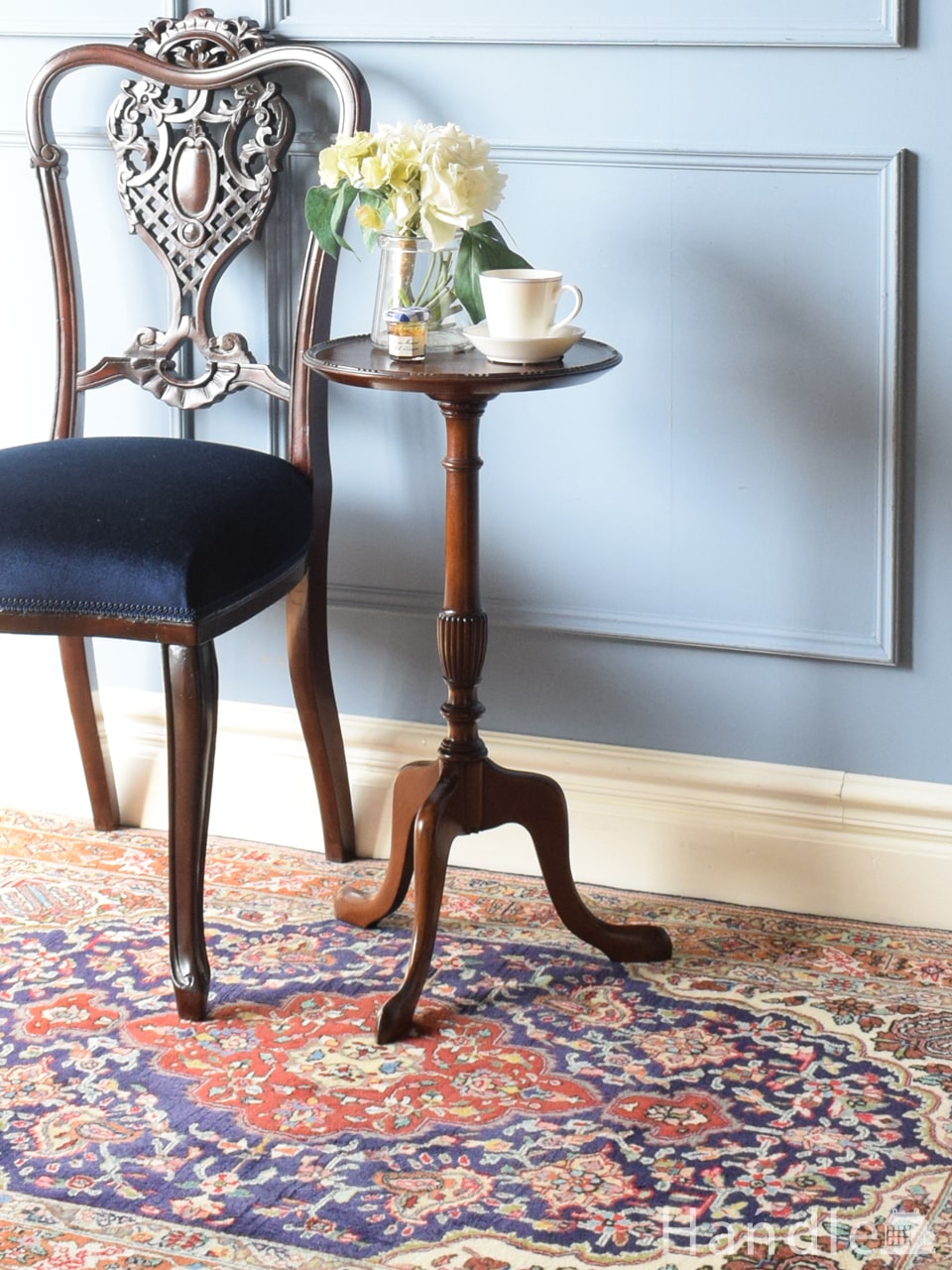 フランスの優雅なアンティークテーブル、お花の彫りが美しい猫足のロー