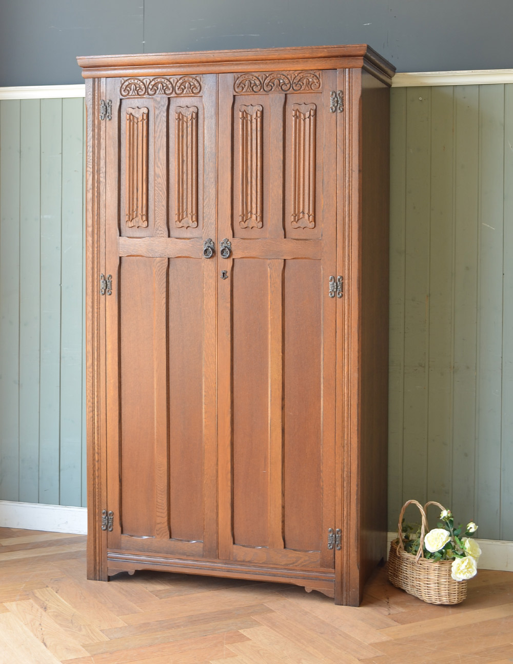 英国紳士のアンティーク家具、風格ある佇まいのワードローブ（オールド