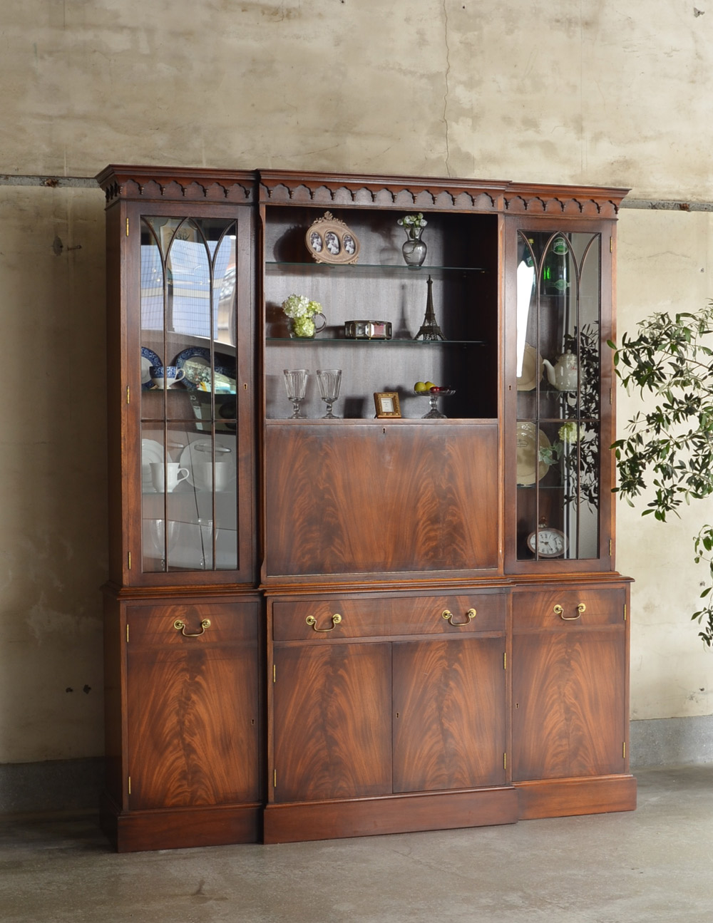 豪華なアンティーク家具、マホガニー材を使った美しいキャビネット