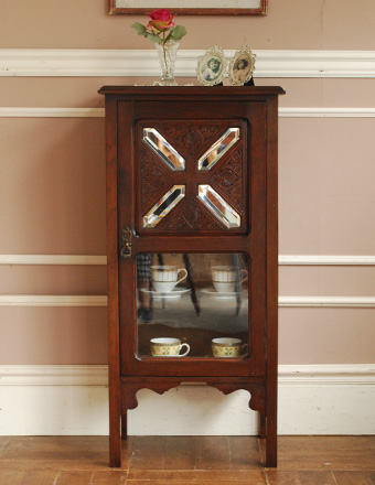 英国スタイルなアンティーク家具、小ぶりなカップボード（食器棚）(k