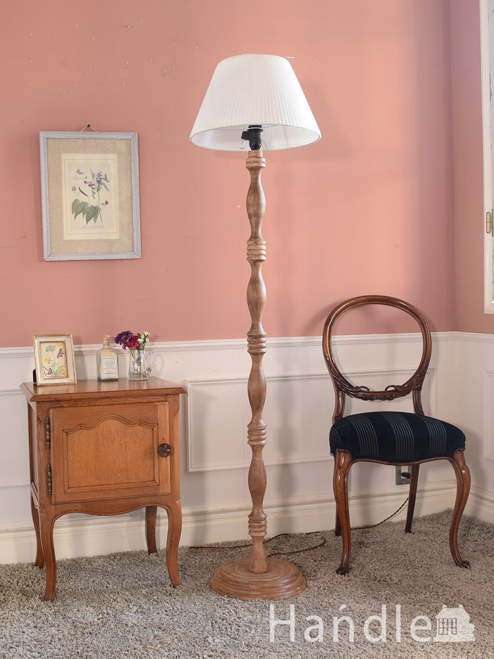 浮かびあがる薔薇の模様が素敵なフランスCoquecigruesのフロアランプ