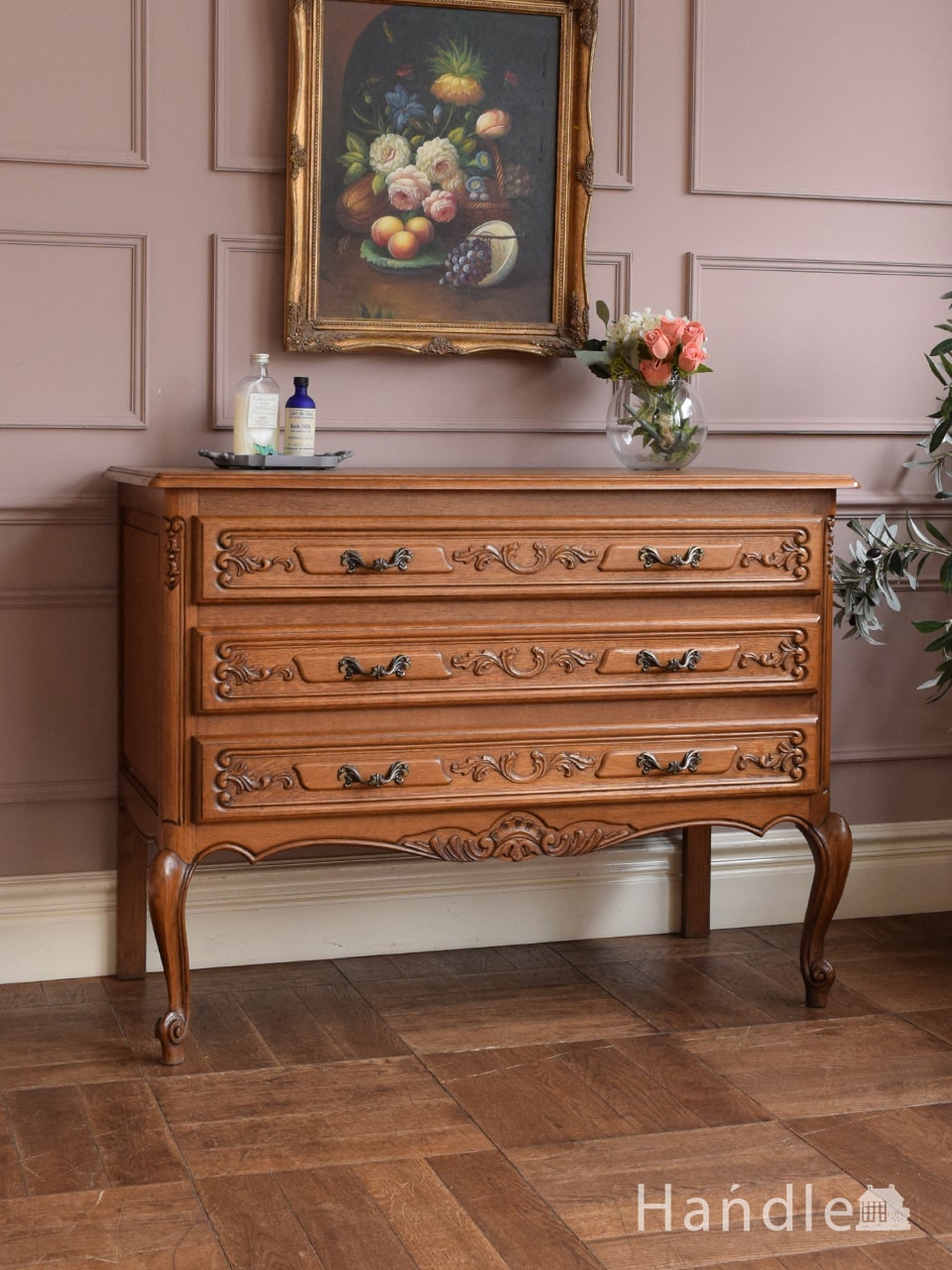 オシャレな取っ手が魅力のアンティーク家具、オールドパインのチェスト