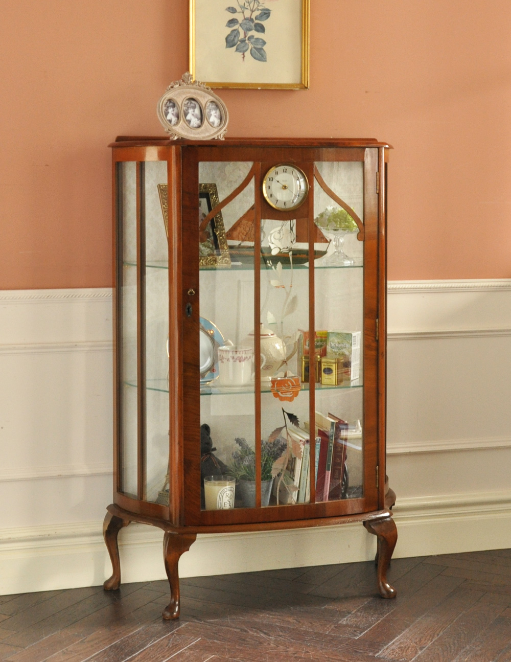 ローズ×時計が付いた英国アンティークのガラスキャビネット（飾り棚