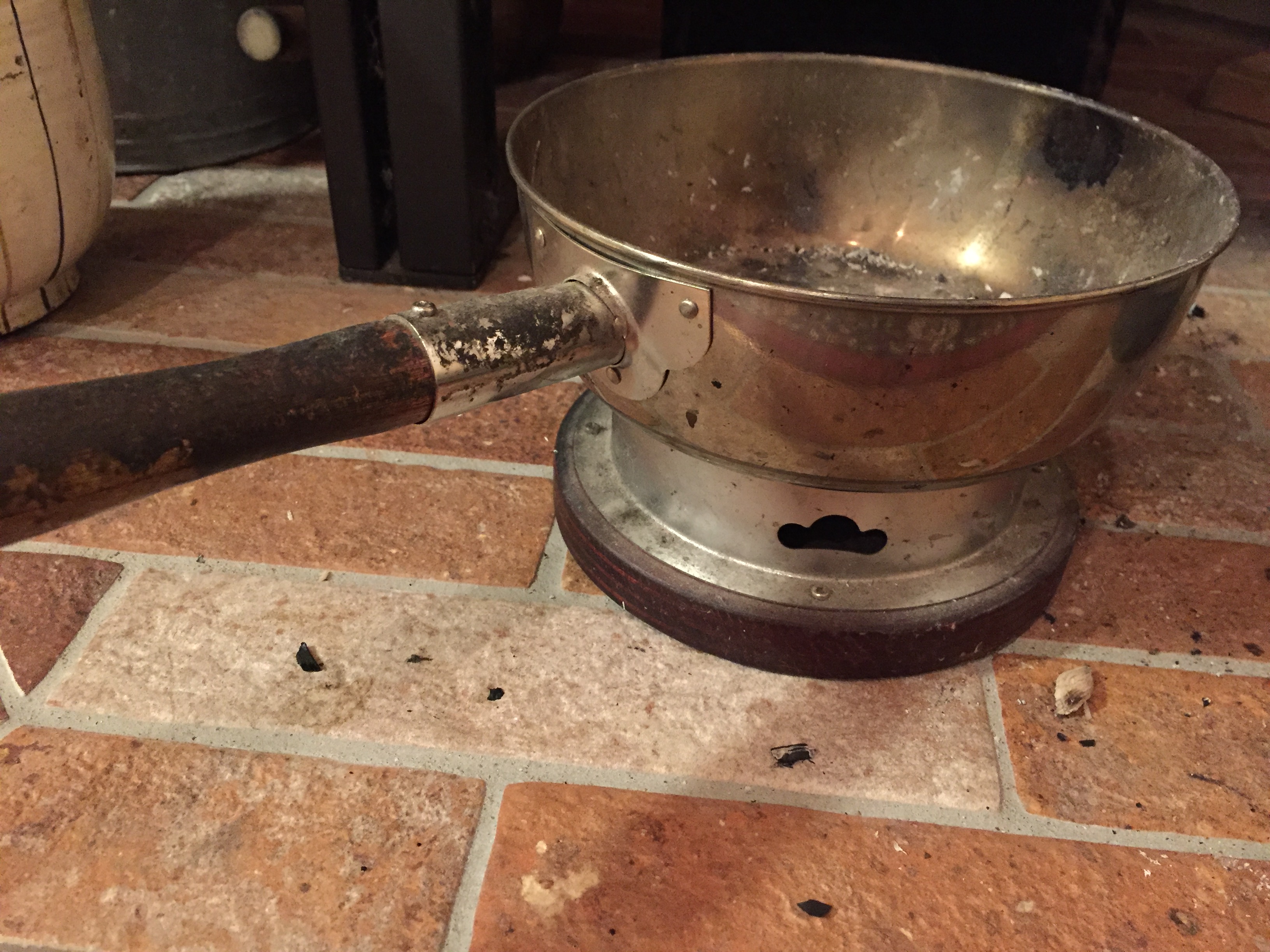 台十能-(だいじゅうのうと読みます）熾った炭を運ぶ道具です