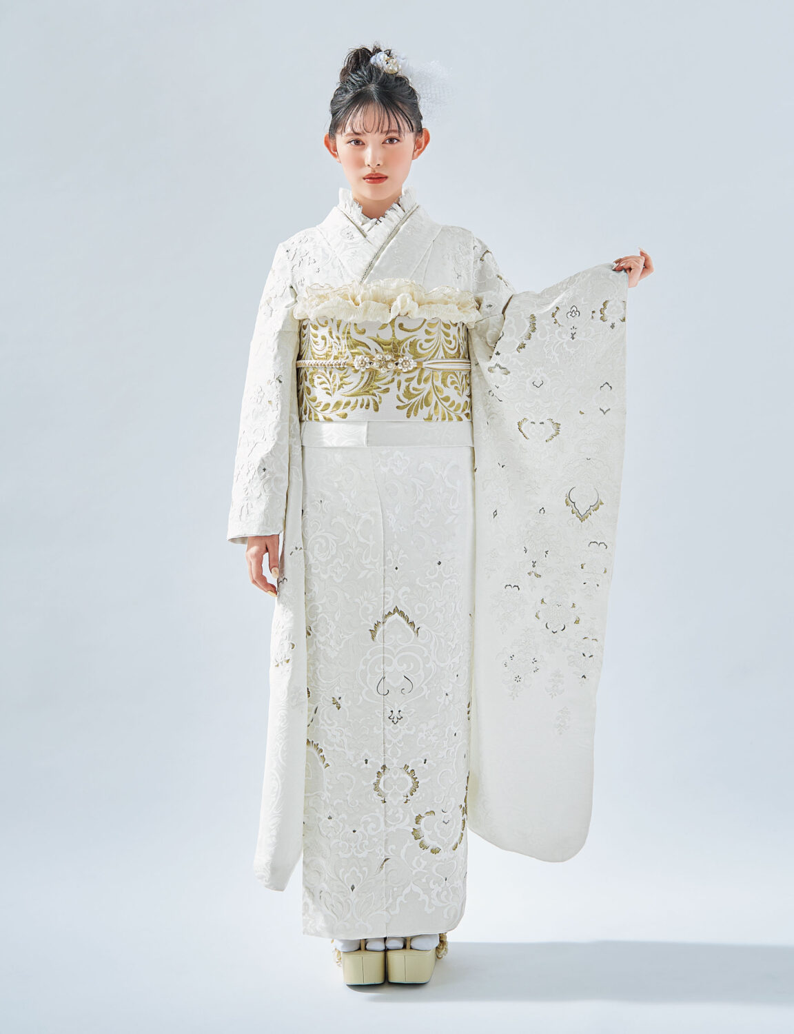 白×金の刺繍が映える格調高い振袖｜晴れの日を華やかに彩る一着