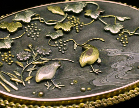 日本の美しい秋の風景を表現した明治時代の赤銅のブローチ