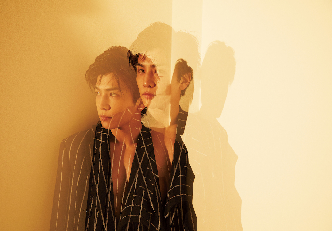 岩田剛典 クリアチャーム 背景あり 後ろ姿 背面 黒衣装 レア 岩田剛典