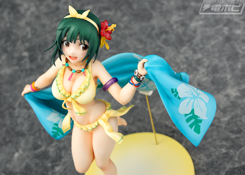 アイドルマスター』音無小鳥がバカンスを楽しむ水着姿でファット