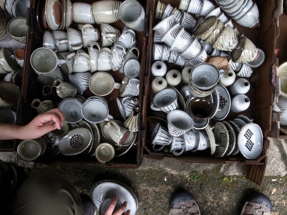 陶器の広口器 茶色と白の釉薬 陶器の広口器 茶色と白