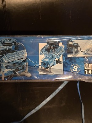 Revell Visible V-8 Engine 1/4 Scale With Moving Pistons And Crank