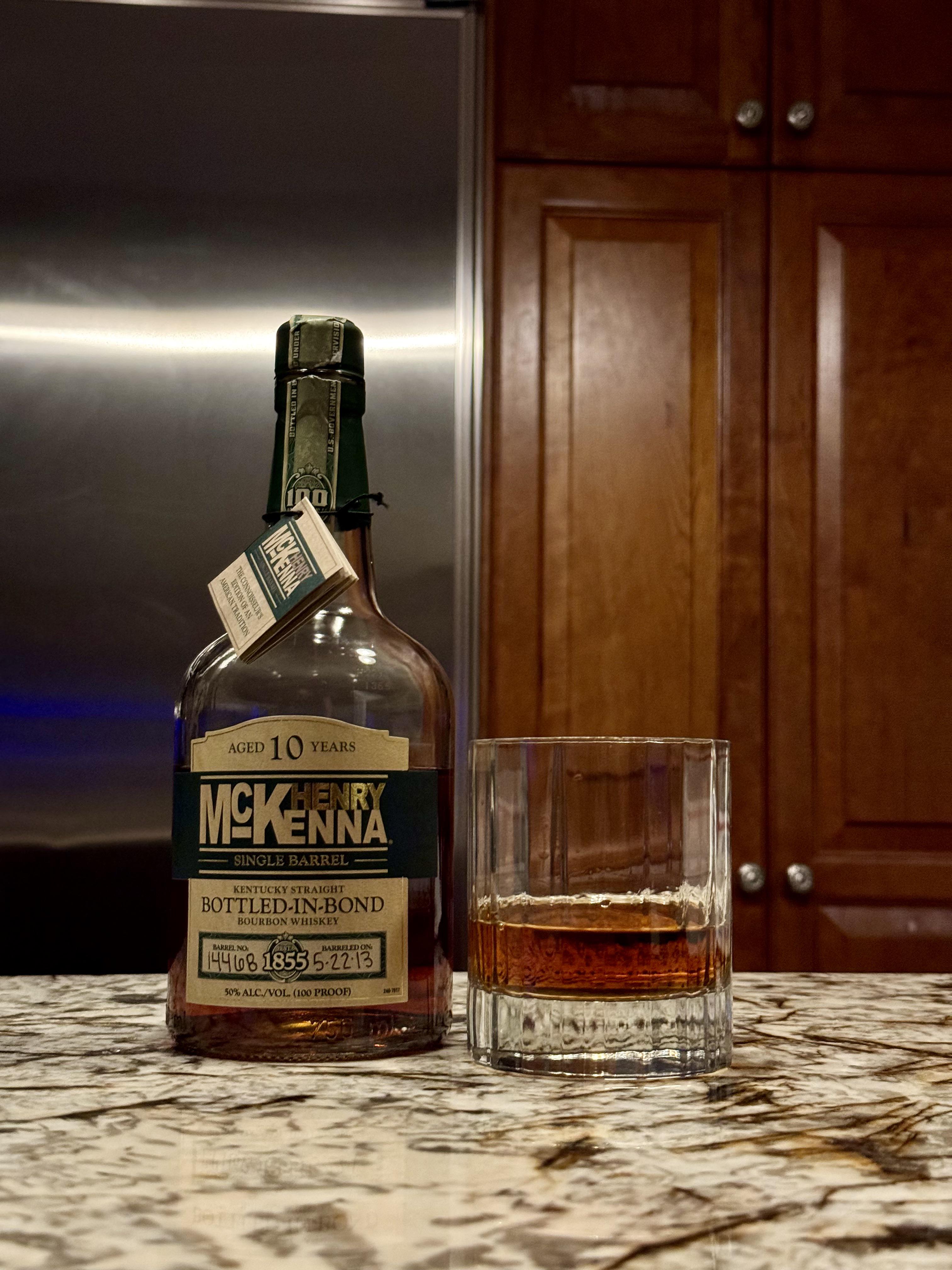 レビュー #9。ヘンリー・マッケンナ 10年 : r/bourbon