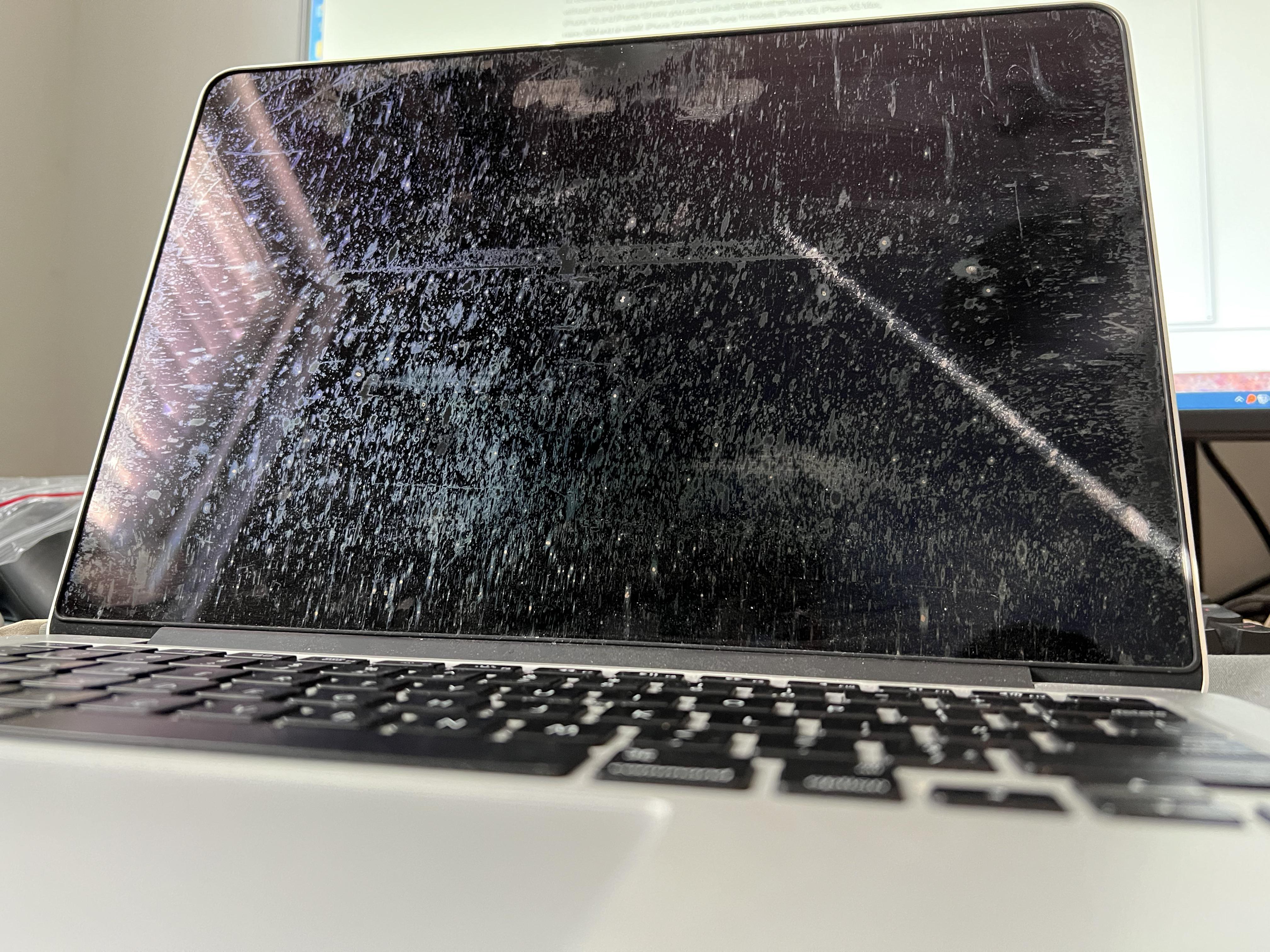 MacBookの画面がこんな感じなんだよね。マイクロファイバーと水じゃ