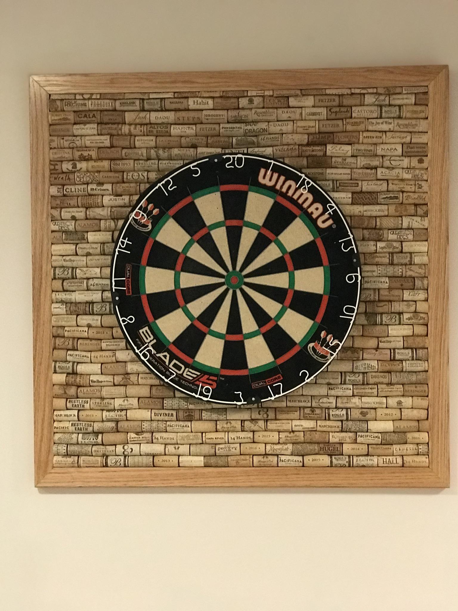 ワインのコルクで作ったダーツボードの裏板、すごくいい感じに仕上がっ