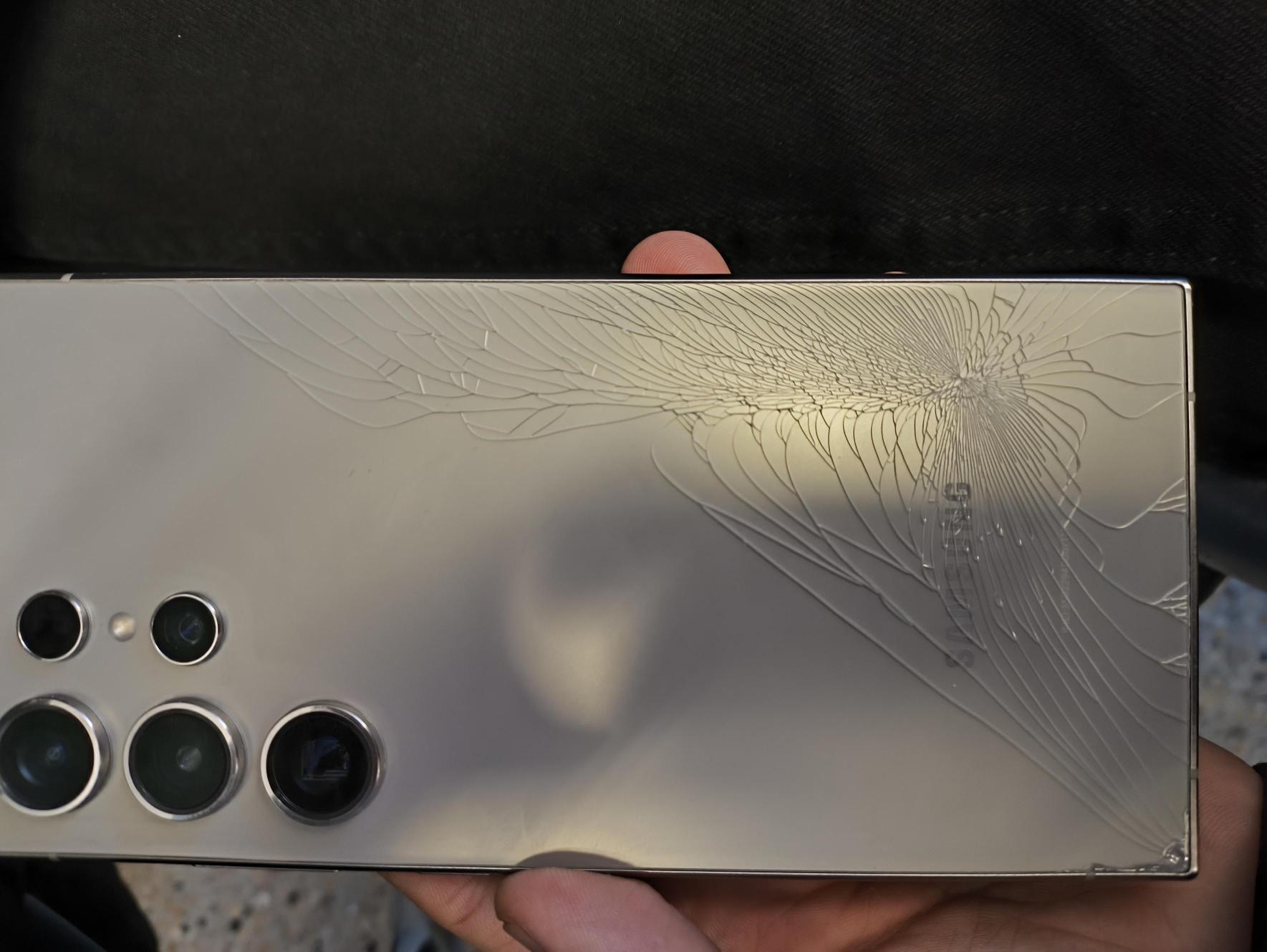 S24 ultra の画面割れ、黒ガラス 😭 : r/samsunggalaxy