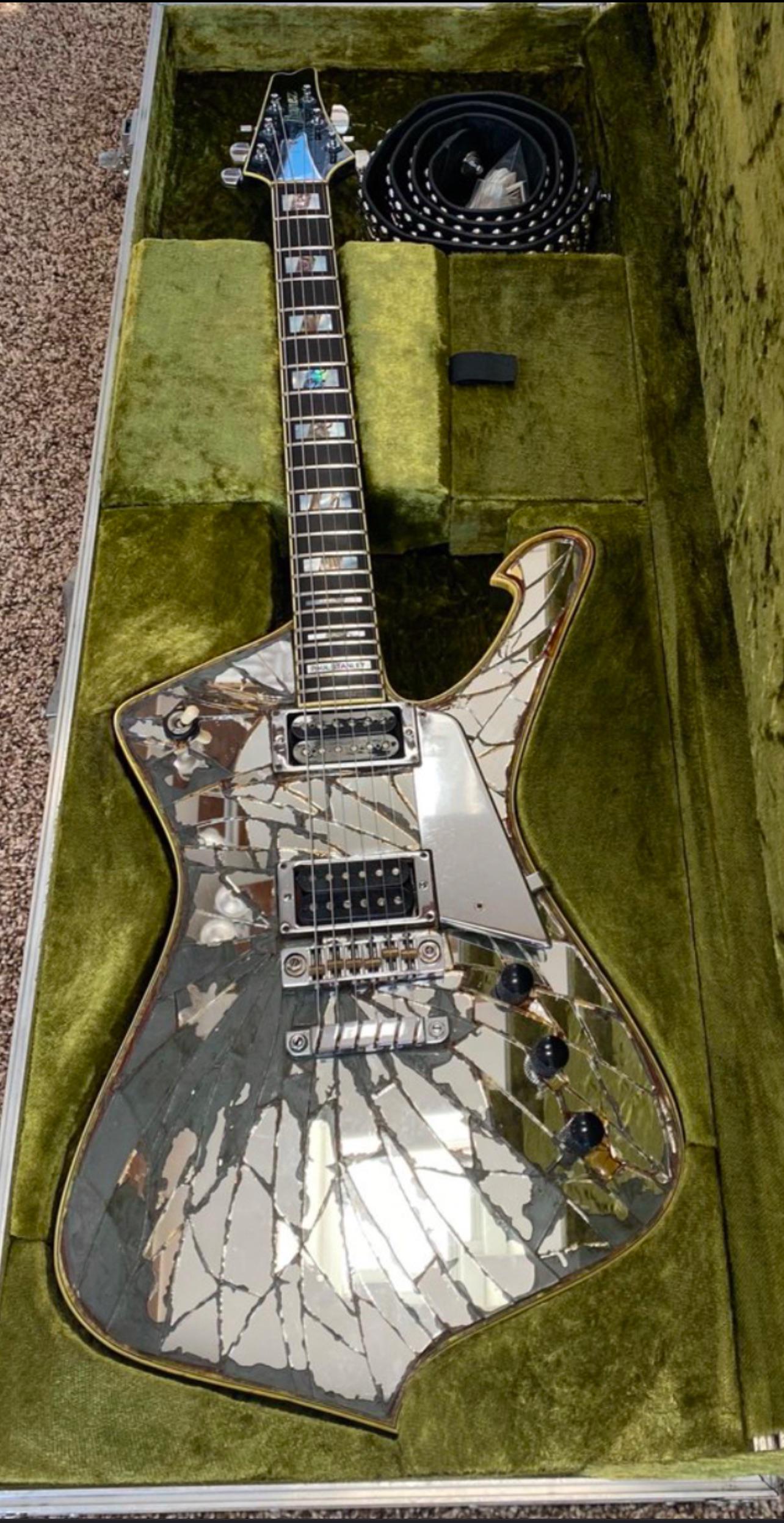 KISSのポール・スタンレー、象徴的な「クラックドミラー」ギターの物語